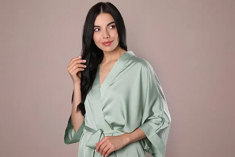 Robe sleeves collar and front overlap construction