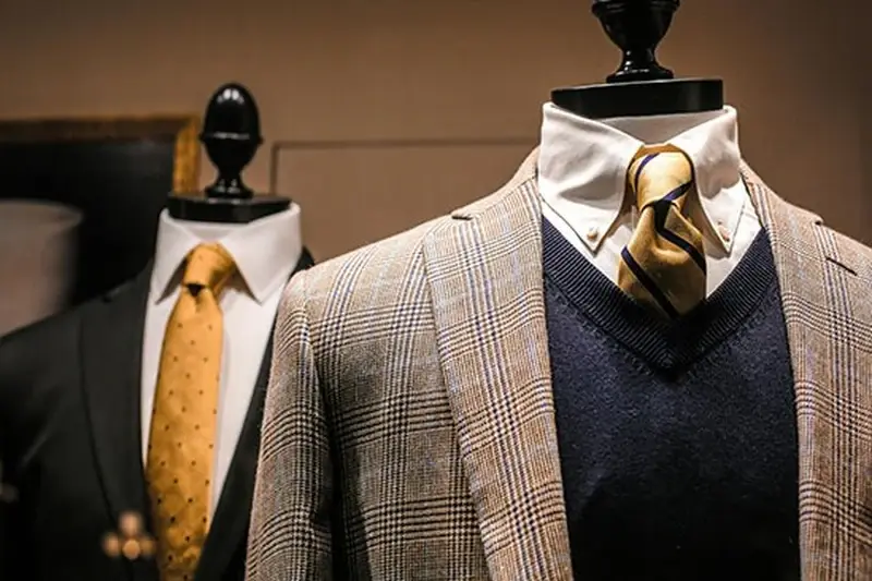 Silk tie flat hanging and knotted sample review