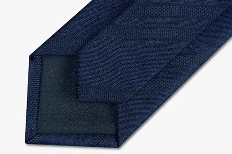 Silk tie fold interlining seam and end construction