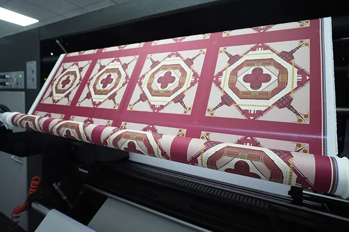 Geometric patterned fabric feeding through an industrial digital printer
