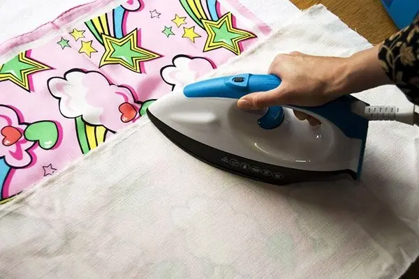 Ironing a silk surface with controlled heat and pressure